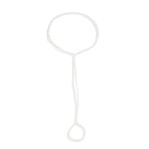Dettaglio di cavigliera con perline bianche e anello da dito in stile bohémien da mare