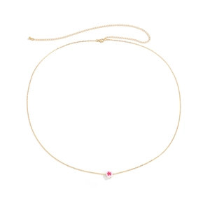 Dettaglio della catena sottile dorata con un delicato ciondolo a fiore bianco e rosa
