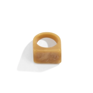 Vue détaillée de la bague carrée large en résine avec texture marbrée ambrée et translucide