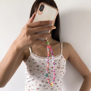 Détail du bijou de téléphone arc-en-ciel avec perles de lettres et motifs fleurs