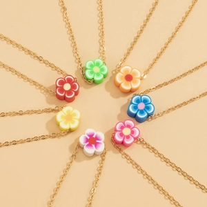 Catena da corpo spiaggia minimalista con sette fiori colorati in argilla su maglia dorata