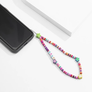 Détail des perles colorées en pâte polymère avec étoiles et lettrage BABY sur dragonne de téléphone