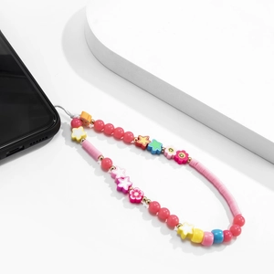 Détail de la chaîne de téléphone en perles colorées avec fleurs sur socle blanc