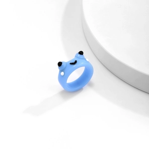 Detailaufnahme des hellblauen Harzrings mit niedlichem 3D Frosch Tierdesign