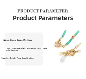 Detailoverzicht van kralenketting met groene kralen en een gouden lachgezicht hanger