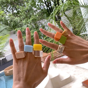 Bagues géométriques carrées en résine colorée aux tons vifs pour un style d'été