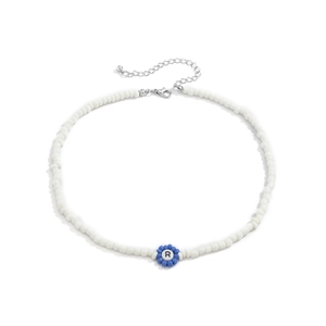 Detalle del collar de cuentas de colores con dije de letra R azul y cierre de mosquetón