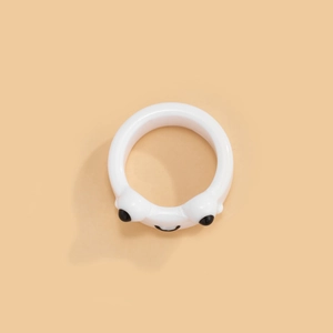 Detailaufnahme des niedlichen weißen Froschrings aus Harz im minimalistischen Makronen-Stil