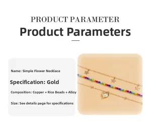 Macro detail van de kleurrijke kralenketting met gouden ster- en hartvormige hangers