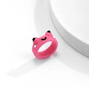 Detail-Seitenansicht eines süßen 3D-Froschrings aus rosa Harz mit minimalem Gesicht