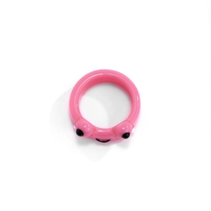 Nahaufnahme eines rosa Froschrings aus Harz mit süßen Augen und glänzendem Finish