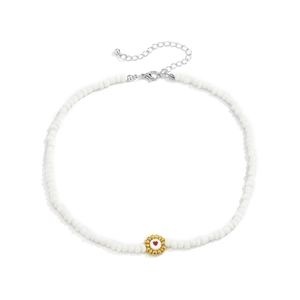 Detalle de collar de cuentas blancas con colgante de girasol dorado y diseño de corazón