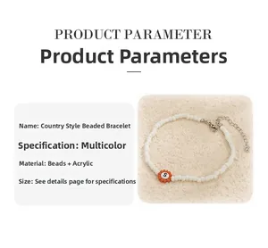 Detalle de la pulsera de cuentas de colores con dije de letra S y dimensiones del producto