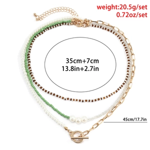 Detailoverzicht van boho gelaagde kettingen met kralen en gouden ketting met OT-sluiting