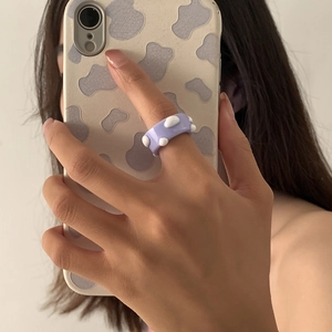 Detail eines niedlichen lila Harzrings mit weißen Punkten bei einem Lifestyle-Spiegelselfie