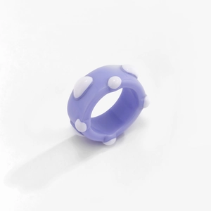 Detail eines hellvioletten Harzrings mit weißen 3D-Punkten im minimalistischen Cartoon-Stil
