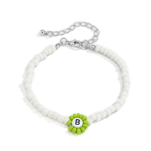 Detalle de pulsera de cuentas de colores con flor verde y colgante con la letra B