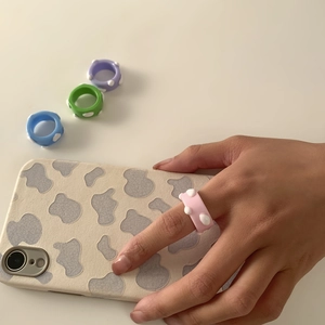 Detailansicht bunter Harzringe mit 3D-Punkten, präsentiert an der Hand