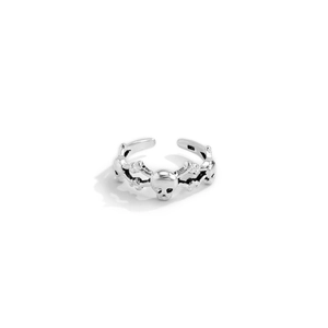Zilveren schedel teenring met gekruiste botten, punk-gotische stijl voor het strand