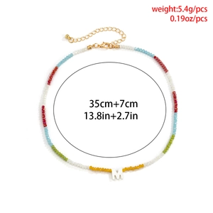 Kleurrijke kralenketting met schelpen letter M hanger en verstelbare gouden sluiting