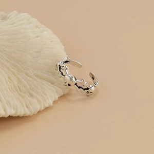 Detail van punkring met schedels en gekruiste knekels in vintage zilveren afwerking