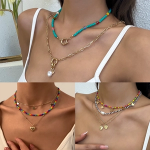 Boheemse gelaagde ketting met kleurrijke kralen, barokparels en gouden hangers