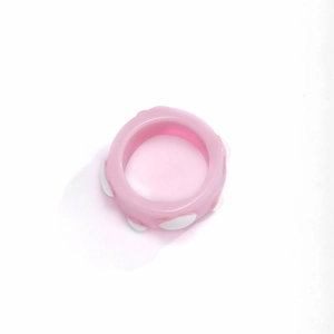 Makroaufnahme von rosa durchscheinendem Harzring mit weißen Blumenpunktmustern
