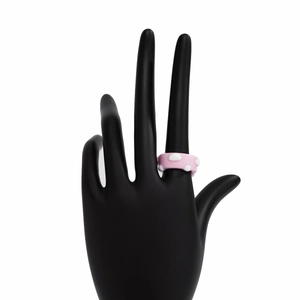 Detailansicht eines rosa Harzrings mit weißen Punkten an einem Handmodell