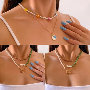 Boheemse gelaagde kleurrijke kralenketting set met bloemenhangers en parelaccenten