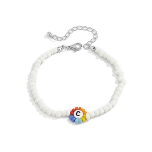 Detalle macro de pulsera de cuentas blancas con letra C colorida y cierre de metal fino