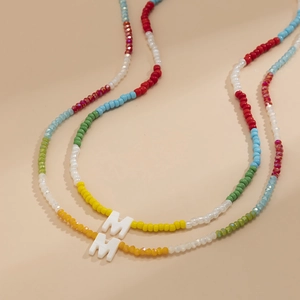 Bohemian kleurrijke kralenketting set met witte letter M hanger en kristallen details