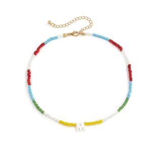 Kleurrijke kralenketting met wit letter M hangertje en gouden metalen sluiting