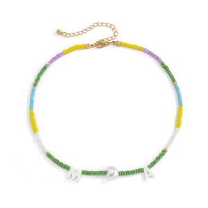 Detail van de kleurrijke kralenketting met MA letterkralen en gouden karabijnsluiting