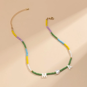Gedetailleerd beeld van kleurrijke kralenketting met hartjes en letterhangers