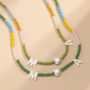 Handgemaakte kleurrijke kralenketting MAMA met hartje en parels in etnische stijl