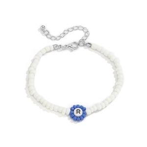 Detalle de pulsera de cuentas de colores con cuentas blancas y flor azul con la letra R
