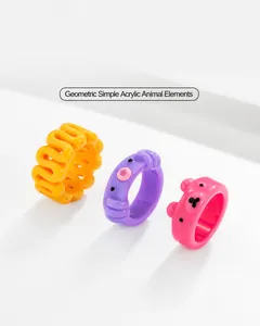 Primer plano de anillos de acrílico con pulpo púrpura, oso rosa y patrón de olas