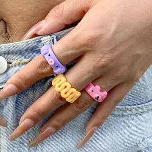 Set di anelli in acrilico con maialino viola, onda gialla e orsetto rosa