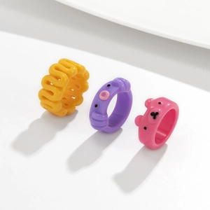Set di tre anelli in acrilico con mostro viola, orso rosa e design a onde gialle