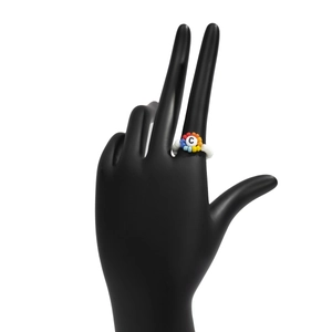 Detalle de anillo de cuentas coloridas con la letra C en un modelo de mano negra
