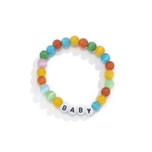 Bracciale colorato con perline occhio di gatto e lettere BABY su sfondo bianco
