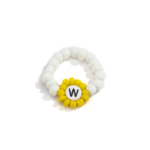 Detalle de anillo de cuentas blancas con flor amarilla y cuenta de letra W