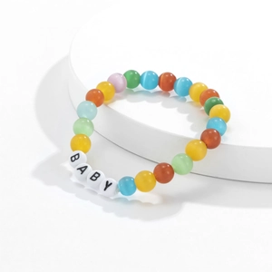 Bracciale di perle acriliche colorate con lettere BABY e pietre occhio di gatto