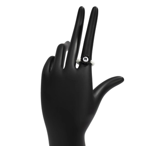 Primer plano de un anillo de cuentas hecho a mano con la letra N en mano de maniquí
