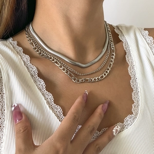 Detalle del conjunto de collares de tres capas plateados con cadenas serpiente y fígaro
