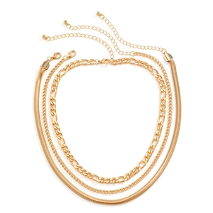 Detalle del conjunto de collares dorados multicapa con cadenas de serpiente y figaro