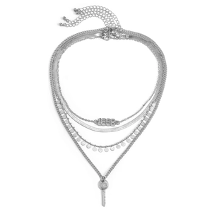 Collar multicapa plateado con colgante 1998, llave y cadena de serpiente plana