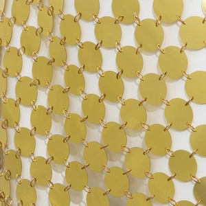 Détail de la chaîne de corps à paillettes dorées avec disques et anneaux en métal