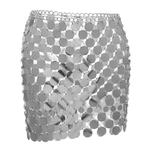 Mini-jupe à paillettes argentées en cotte de mailles avec détails de disques en métal
