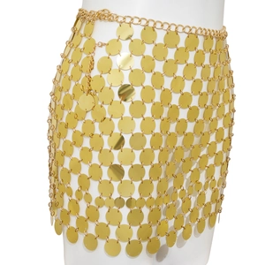 Détail de jupe chaîne de corps dorée à paillettes avec écailles ajourées et grosse chaîne